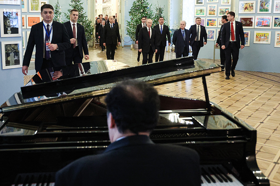 Путин и ранее знакомил участников неформального саммита с шедеврами музеев Санкт-Петербурга. В 2022 году вместе с лидерами СНГ он посетил Русский музей. А в 2023 году главы государств были экскурсии в Петергофе, Царском селе и музее-заповеднике &laquo;Павловск&raquo;.