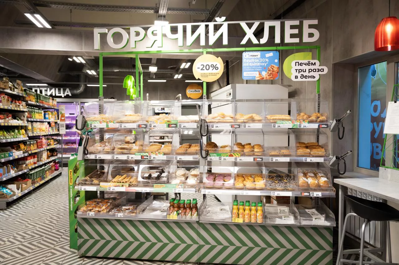 Горячий хлеб в магазине сети