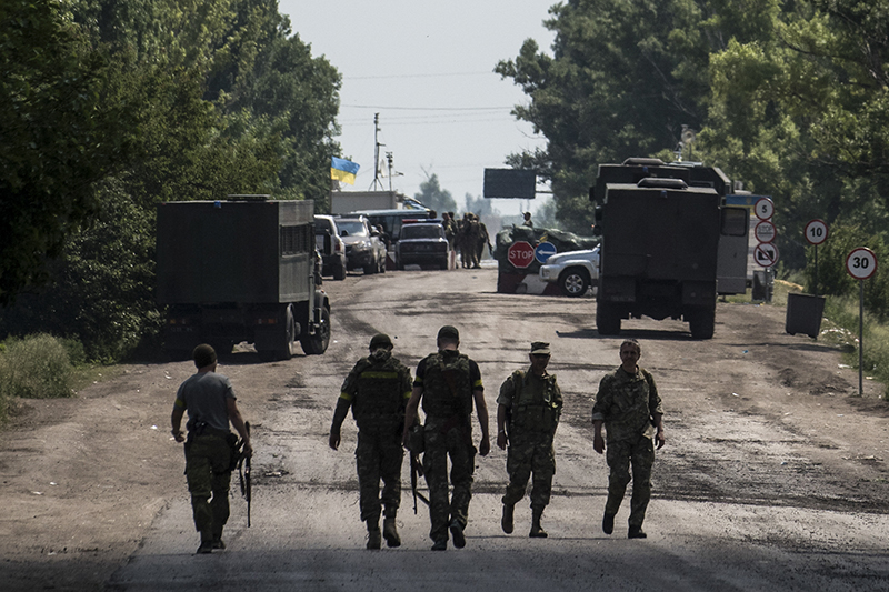 Украинские солдаты рядом с контрольно-пропускным пунктом у Марьинки.

