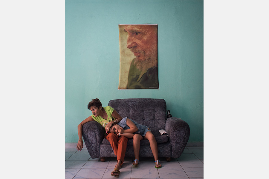 Категория &laquo;Люди&raquo;. Третий приз.

Кристина Кормилицина, газета &laquo;Коммерсантъ&raquo; 



Девочка и&nbsp;женщина в&nbsp;полицейском участке в&nbsp;Камагуэй, Куба​.
