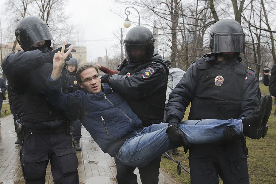 Сотрудники полиции задерживают участника&nbsp;акции движения &laquo;Открытая Россия&raquo; в Санкт-Петербурге