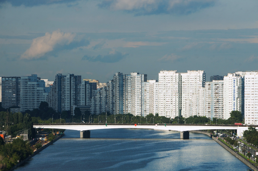 Многоэтажные дома в районе Нагатинский Затон и метромост через Москву-реку