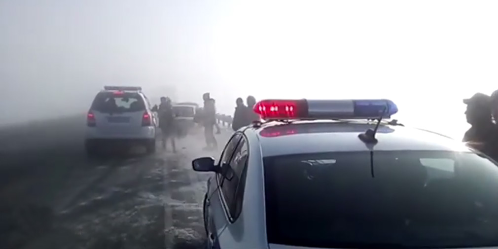 Видео: под Красноярском из-за тумана столкнулись 29 автомобилей