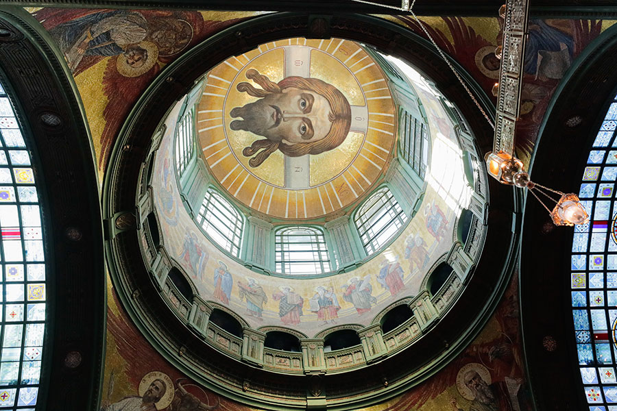 В центральном куполе храма Минобороны размещен образ Спаса Нерукотворного. Это самое большое изображение лика Христа, выполненное в мозаике