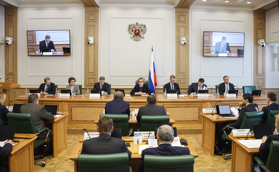 Валентина Матвиенко (в центре) на встрече с руководством РЖД