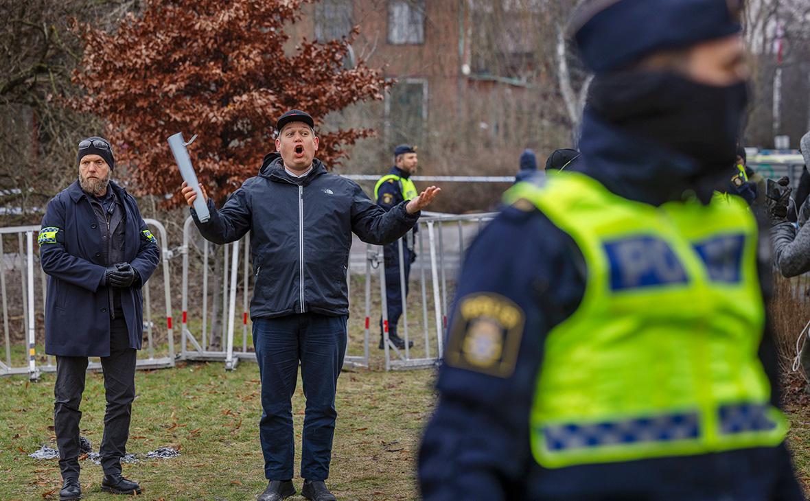 Расмус Палудан (в центре) на акции протеста у посольства Турции в Стокгольме, 21 января 2022 г.