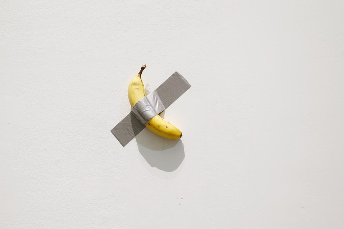 Маурицио Каттелан, &laquo;Комедиант&raquo;. Банан был приклеен скотчем к стене во время персональной выставки итальянского художника &laquo;Страшный суд&raquo; в Большом зале UCCA 20 ноября 2021 года в Пекине