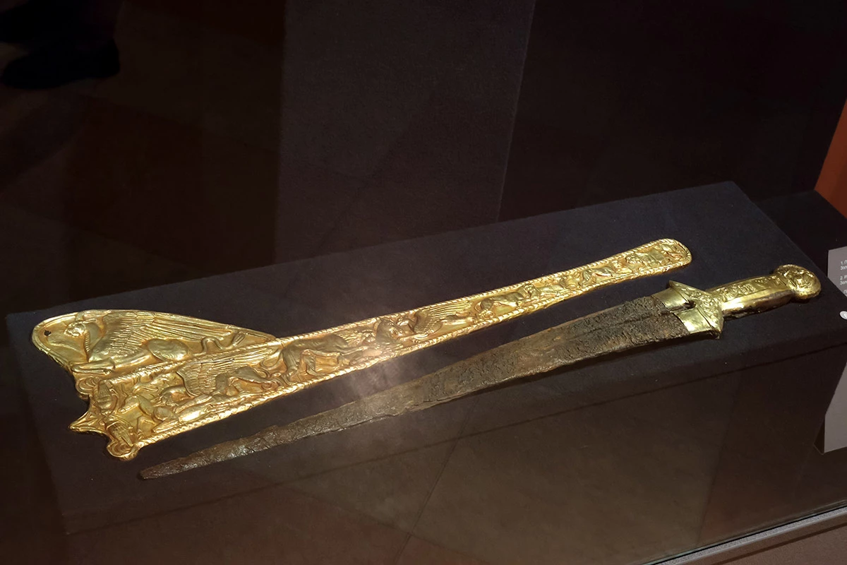<p>Скифский меч с золотыми ножнами IV века до н. э.</p>