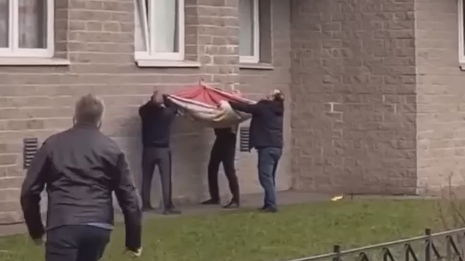 Ребенку пришлось спрыгнуть с третьего этажа горящей квартиры в Петербурге