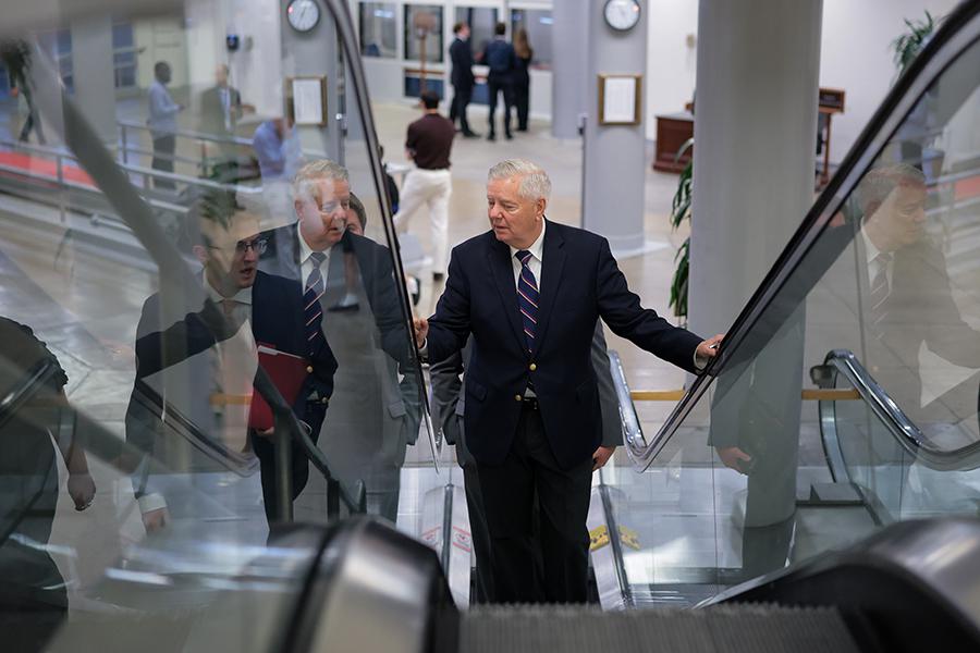 Сенатор США Линдси Грэм общается с журналистами по пути в зал заседаний Сената в Капитолии США 23 июня 2025 года