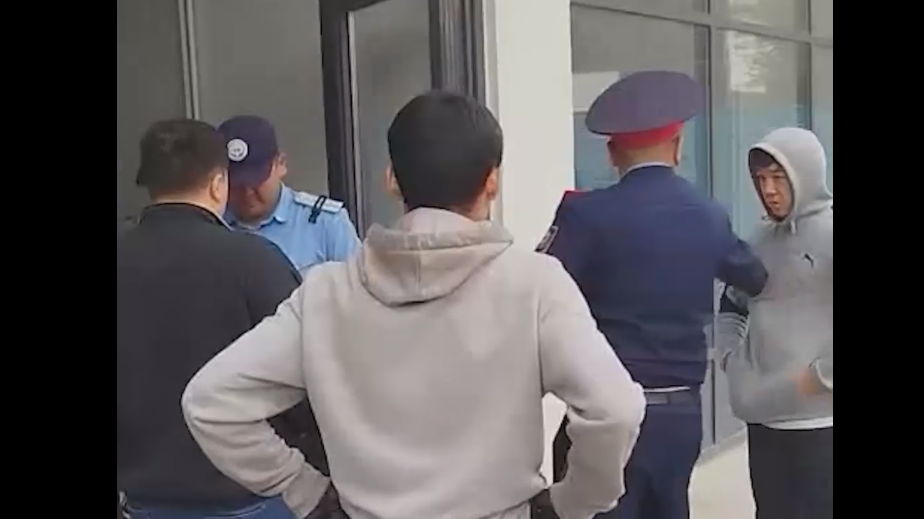 Сын заявил о захвате связанного с семьей экс-президента Киргизии здания