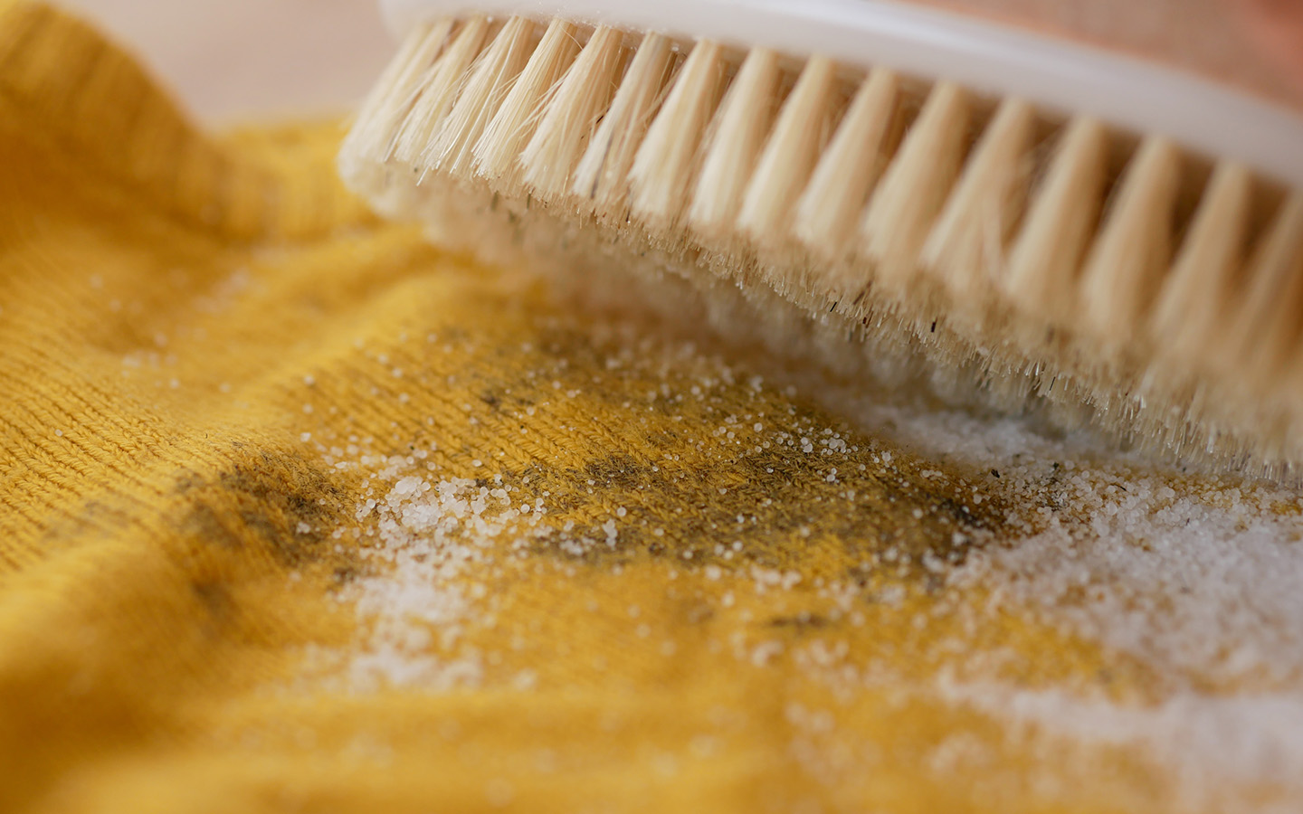 Соль хорошо вытягивает жир на первых этапах. Подходит для хлопка, льна, джинсов