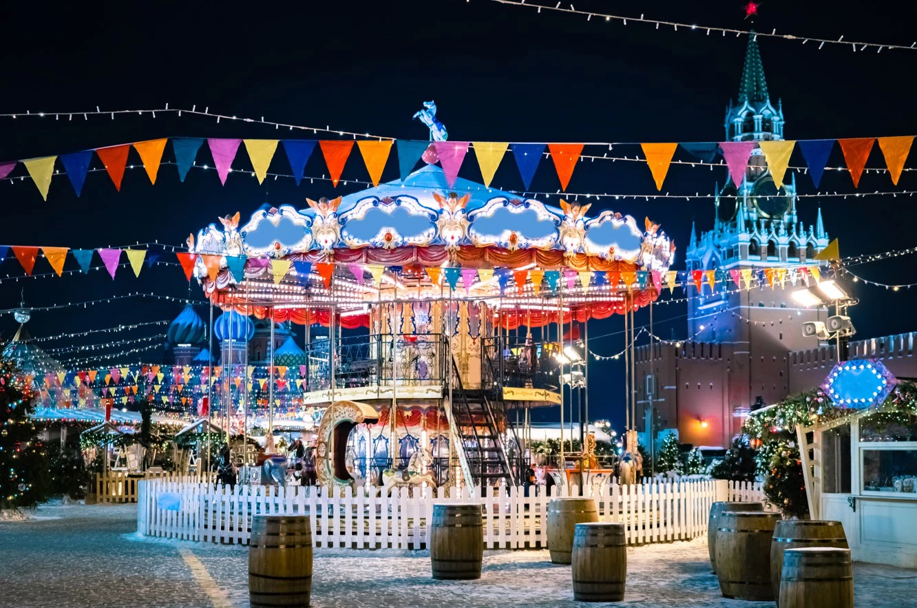 Одна из главных ярмарок развернулась вблизи ГУМ-катка, который ежегодно открывают на Красной площади