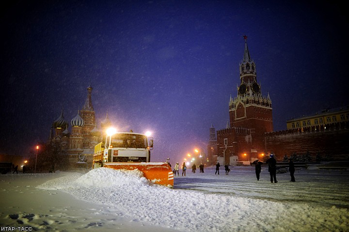 Снегопад в Москве: видео и фото зимнего коллапса в городе