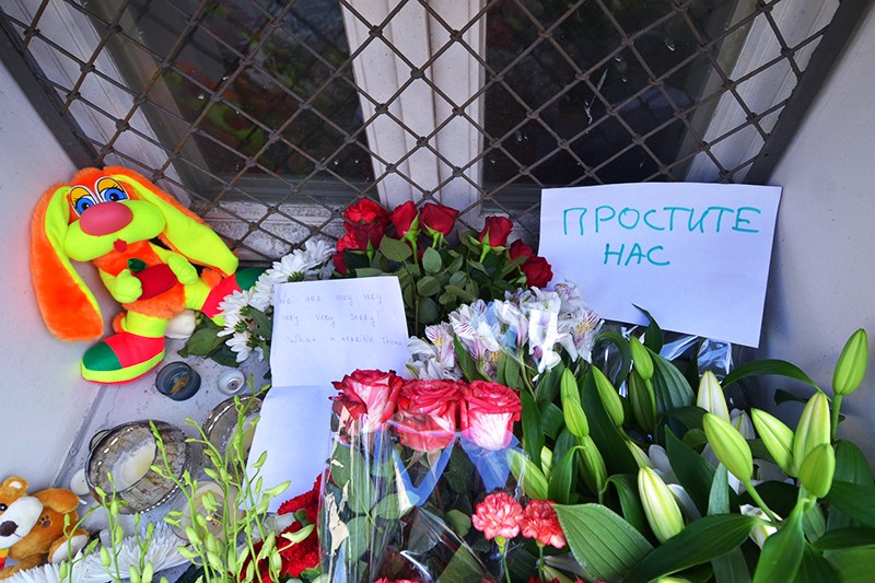 Цветы у посольства Нидерландов в Москве в знак скорби по жертвам трагедии. 