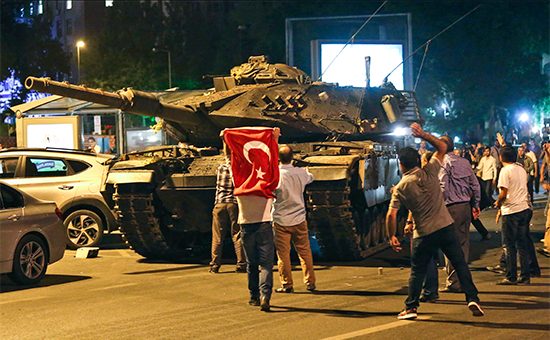 Танк на улице Анкары. 16 июля 2016 года


