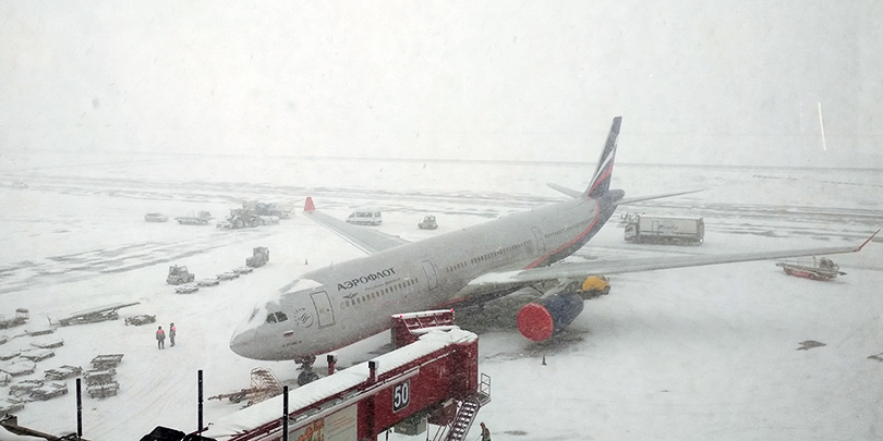 Снегопад в Москве привел к задержке и отмене более 850 авиарейсов