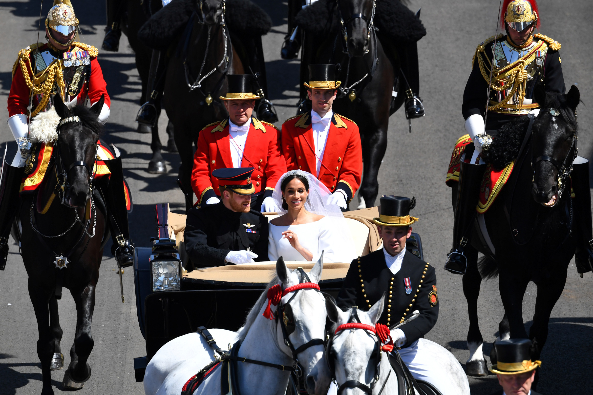 После церемонии пара проехала по Лондону в карете. Затем они отправятся на прием для 600 самых близких гостей, а после &mdash; в свадебное путешествие, которое пройдет в Намибии.
