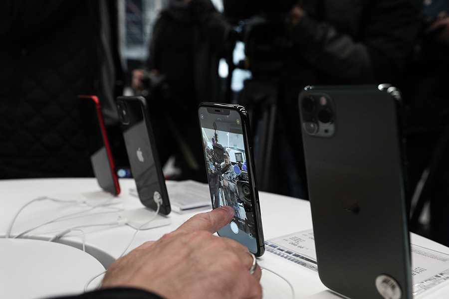 Apple представила​ новые устройства на презентации в своей штаб-квартире в Купертино 10 сентября. iPhone 11 получил две основные камеры и одну фронтальную, модели iPhone 11 Pro и 11 Pro Max оснащены тремя основными камерами: обычной, ультраширокой и телеобъективом