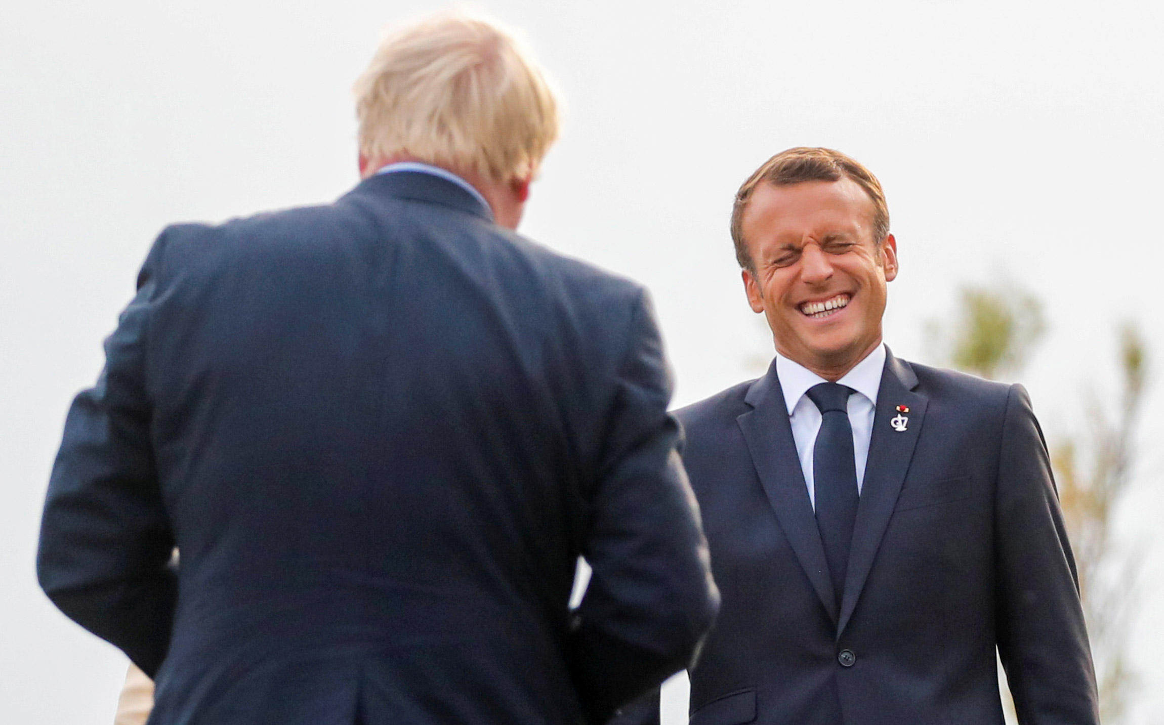 Президент Франции Эмманюэль Макрон и премьер-министр Великобритании Борис Джонсон на банкете во время саммита G7, 24 августа 2019 года. Биарриц, Франция
