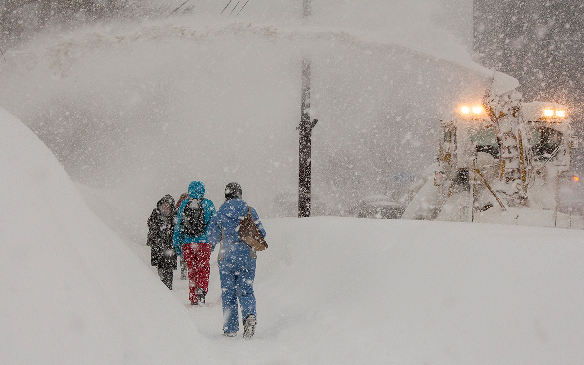 На Сахалине из-за снежного циклона ограничили движение машин и поездов