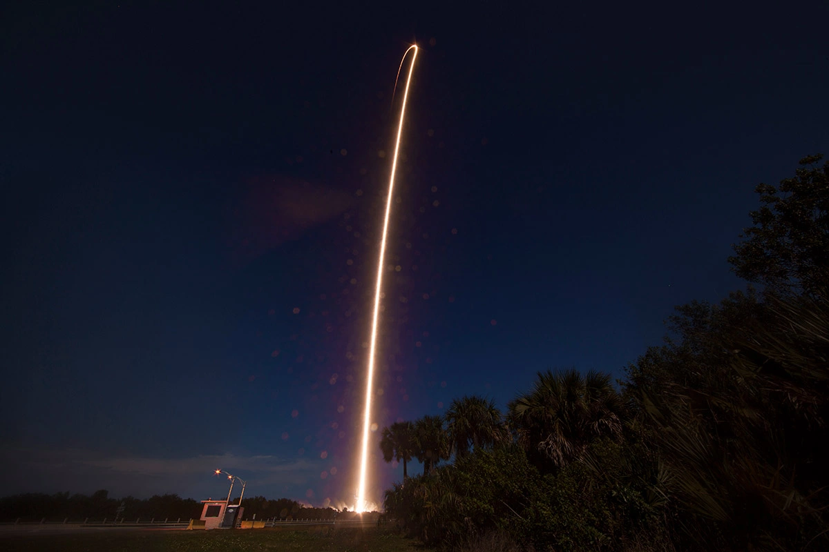 <p>След от первой ступени Falcon 9, которая после разгона ракеты отделяется, чтобы вернуться на Землю</p>