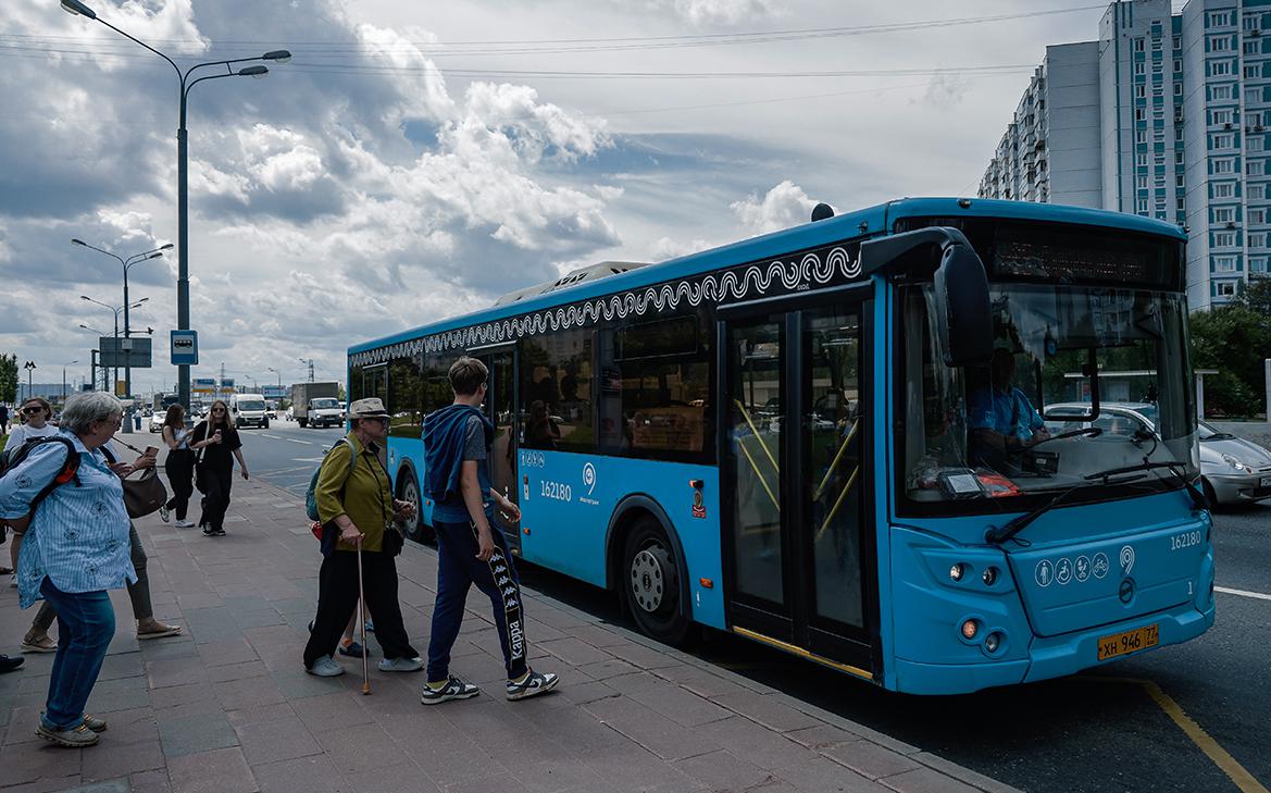 В столичных автобусах летом забыли ведро раков и дипломную работу