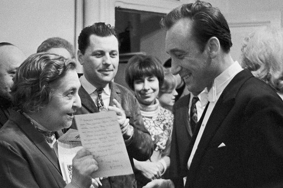 Москва. Композитор Родион Щедрин в окружении благодарных слушателей, 1977 год

