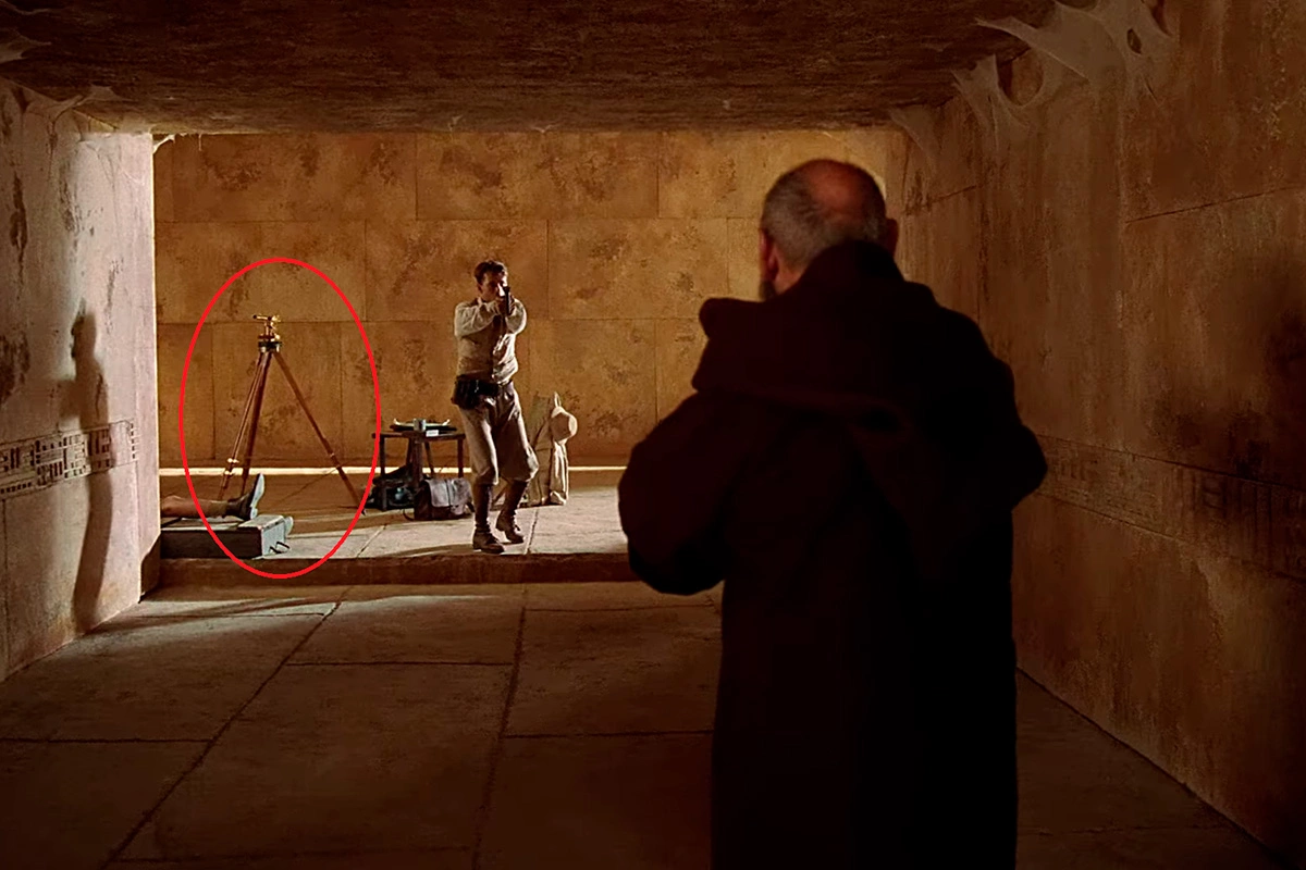 Через мгновение треножник с подзорной трубой стоит как ни в чем не бывало