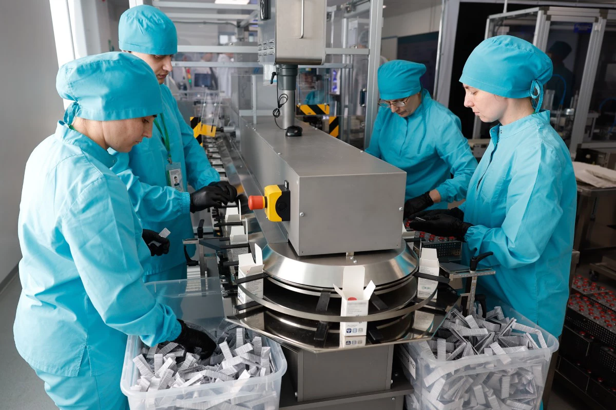 Линия фасовки на фармацевтическом заводе