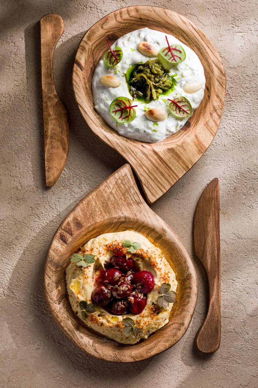 Хумус с дзадзики, джонджоли и миндалем (сверху), хумус с вишневым вареньем и кахетинским маслом (снизу)