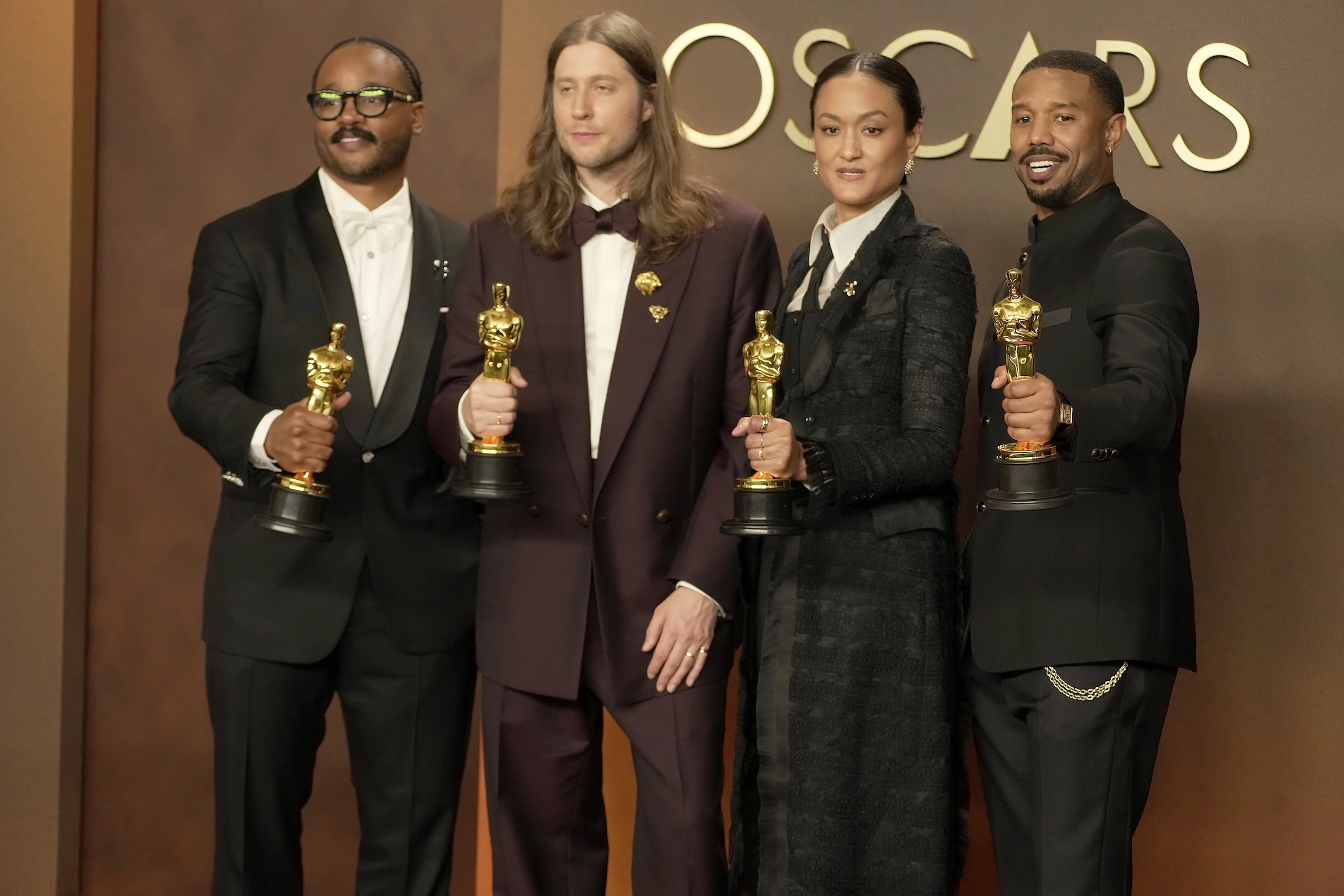 Райан Куглер, Людвиг Йоранссон, Отем Дюральд Аркапоу и Майкл Б. Джордан с наградами за «Грешников»