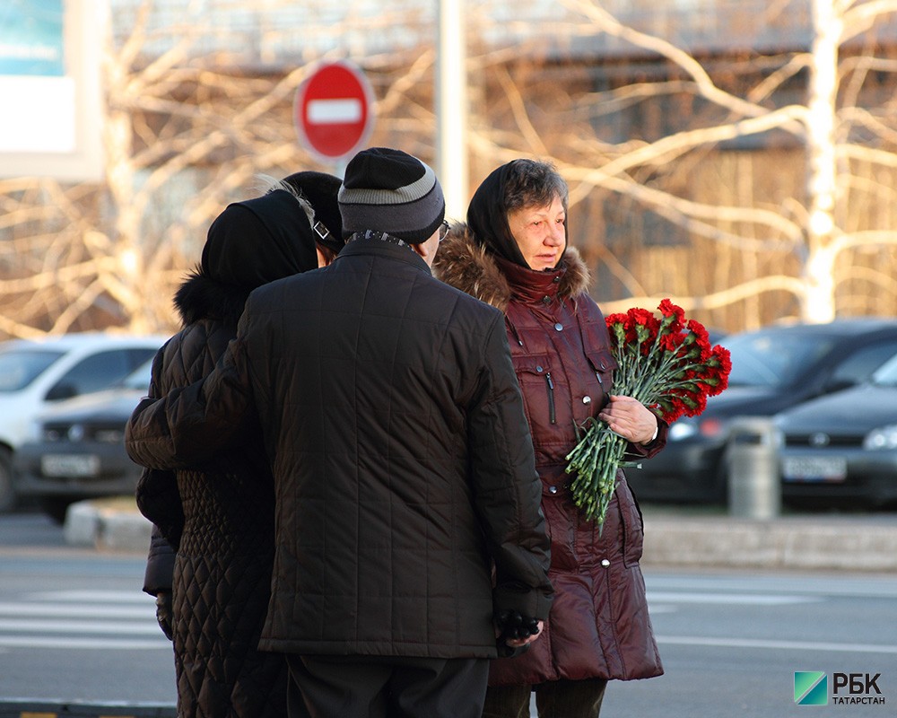 Родстенники погибших прибыли  в аэропорт к месту авиакатастрофы