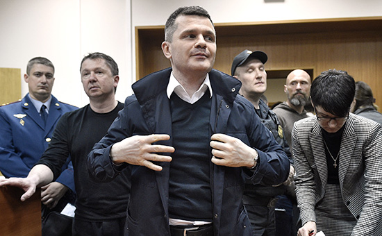 Владелец Домодедово Дмитрий Каменщик&nbsp;после заседания Басманного районного суда 16 мая 2016 года