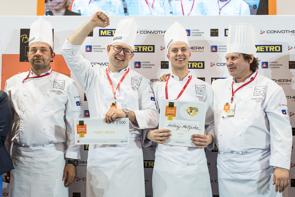 Андрей Матюха (второй слева) и его помощник Владимир Минаев (второй справа) победители российского этапа кулинарного конкурса&nbsp;Bocuse d&rsquo;Or в 2017 году
