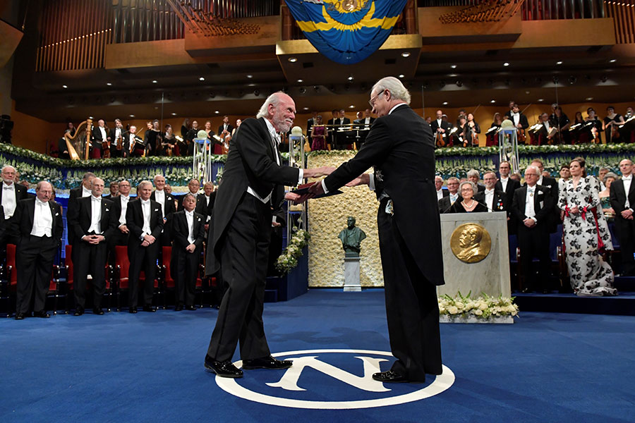Король Швеции вручает награду лауреату в области физики Барри Бэришу
