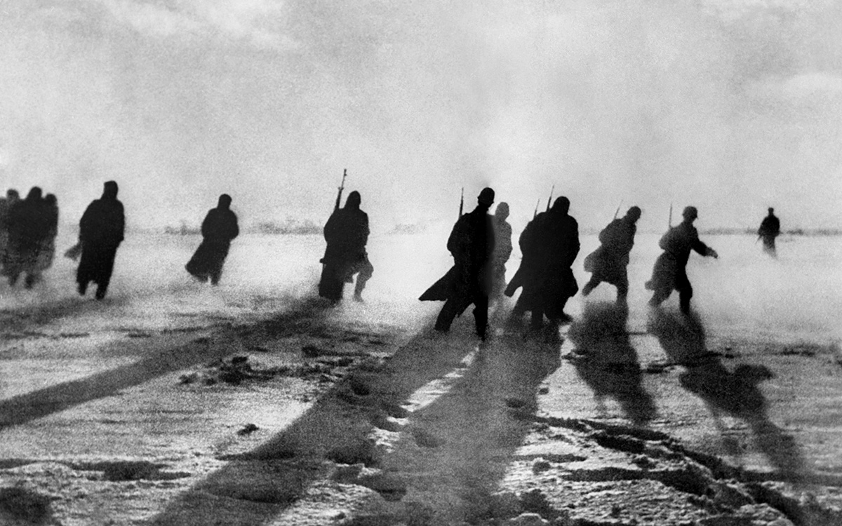 Отступающие немецкие подразделения в зимнем поле под Москвой,&nbsp;28 января 1942 г.