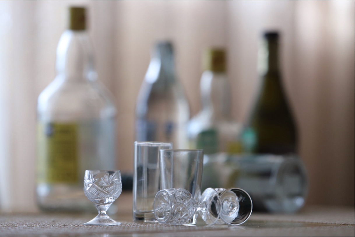 Подтверждением продажи алкоголя стала карта бара с указанием продукции и ее стоимости, а также наличие бутылок за барной стойкой.