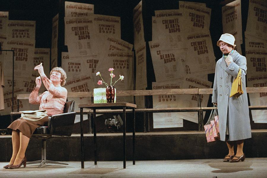 Лия Ахеджакова&nbsp;(справа) в сцене из спектакля &laquo;Спешите делать добро&raquo; в театре &laquo;Современник&raquo;, 1982 год