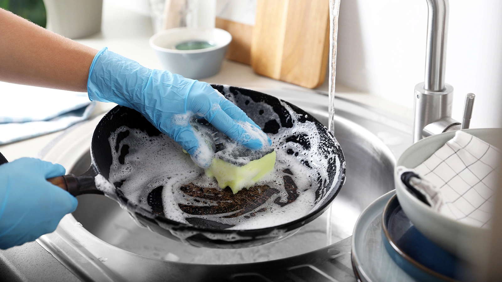 Правильный уход за антипригарной сковородой сохранит ее покрытие