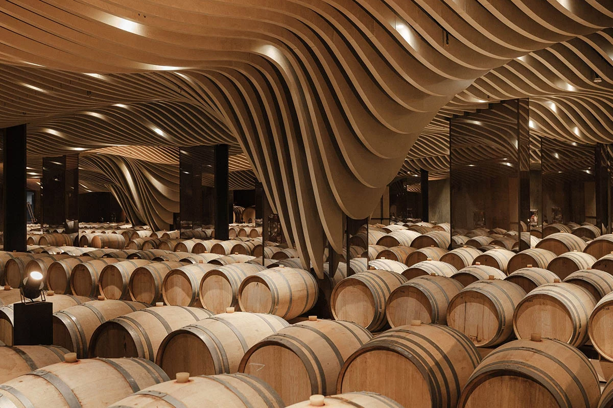 Хозяйство «Криница» гордится выбором лучших французских барриков в своем погребе. Главный энолог Александр Мурузи говорит: «Мы выбирали бондарни так, чтобы дуб был нежен с нашим вином»