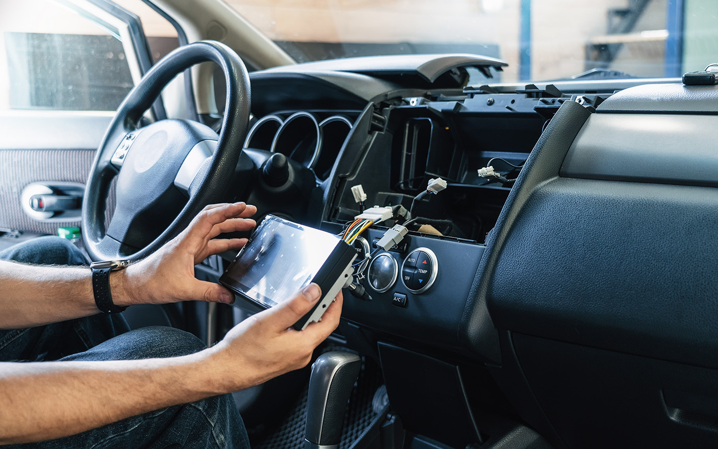 Выбор магнитолы определяется особенностями конструкции автомобиля и потребностями пользователя