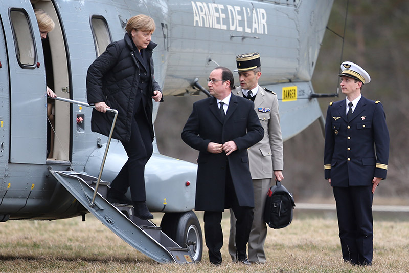 Президент Франции Франсуа Олланд встречает канцлера Германии Ангелу&nbsp;Меркель, прилетевшую на место крушения А320


