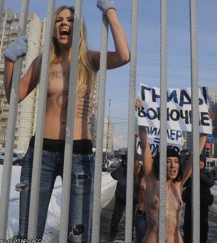 Активистки "Femen" разделись у офиса "Газпрома" 