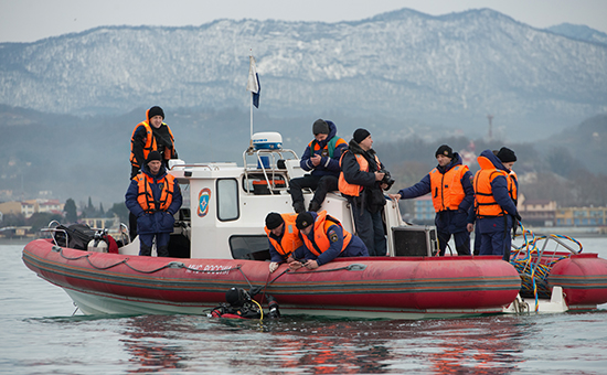 Спасатели во&nbsp;время поисково-спасательных работ у побережья Черного моря, где&nbsp;потерпел крушение самолет Ту-154 Минобороны России



