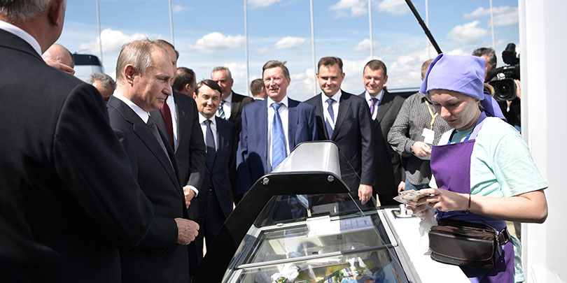 Путин на авиасалоне МАКС-2017 купил членам правительства мороженое
