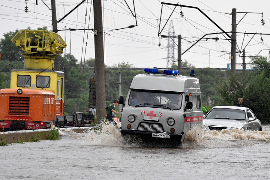 Затопленная дорога в селе Раздольное, Приморский край. Интенсивные дожди в ближайшее время не закончатся &mdash; в Тихом океане бушует тайфун Noru, который может достичь берегов Приморья в ближайшие дни.