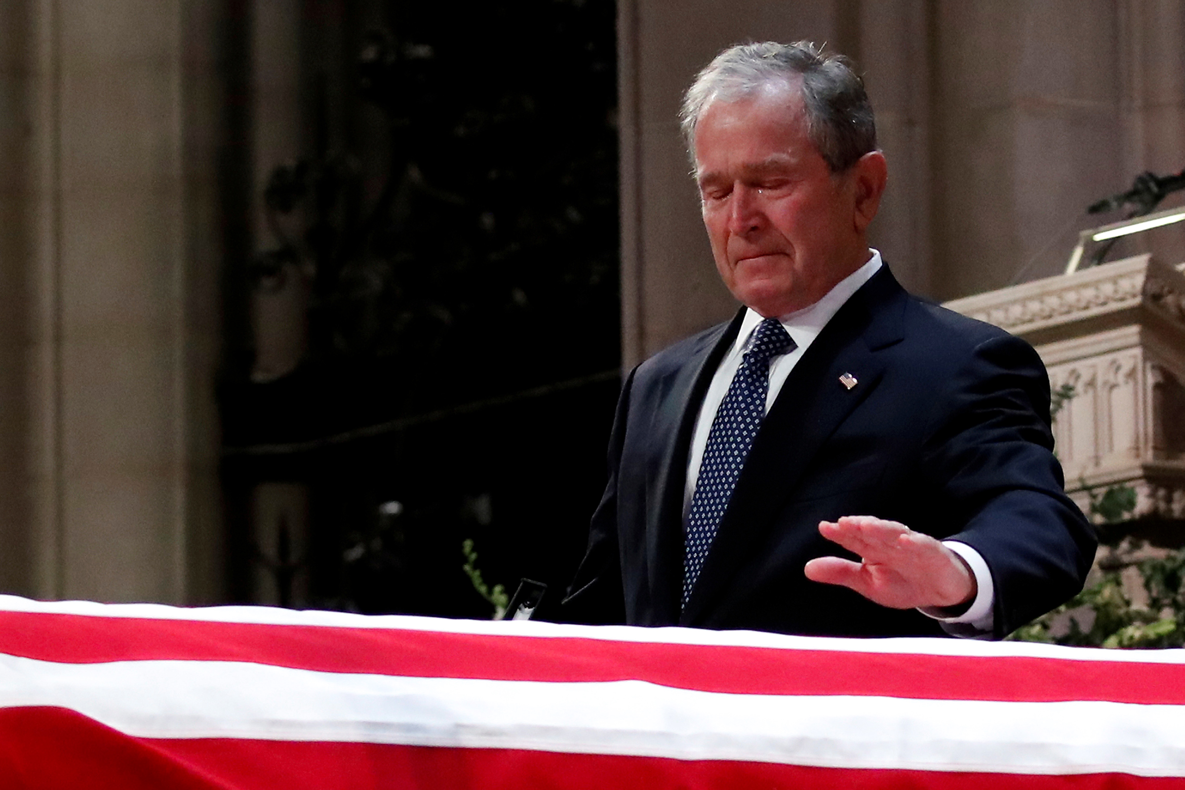 <p>Бывший президент США Джордж Буш-младший у гроба своего отца &mdash; 41-го главы США Джорджа Буша-старшего. 5 декабря 2018 года</p>
