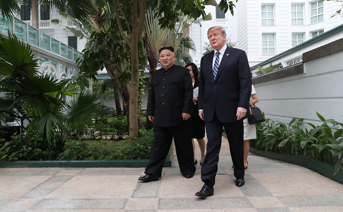 Дональд Трамп (справа) и ​Ким Чен Ын