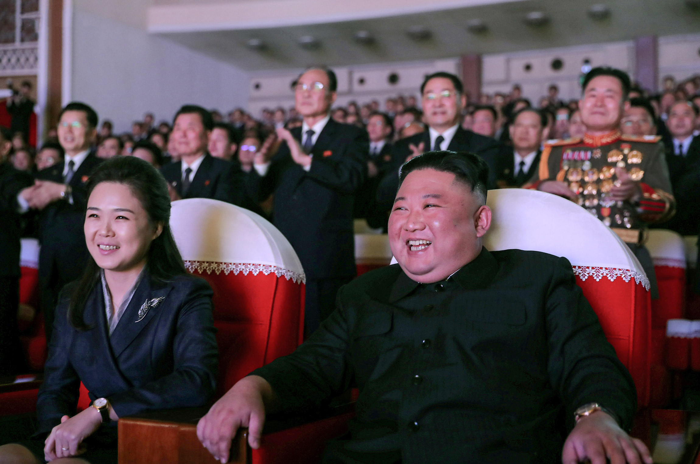 Лидер КНДР Ким Чем Ын с женой Ли Соль Чжу на представлении в честь Дня сияющей звезды&nbsp;&mdash; годовщины&nbsp;дня рождения Ким Чен Ира.&nbsp;17 февраля, Пхеньян